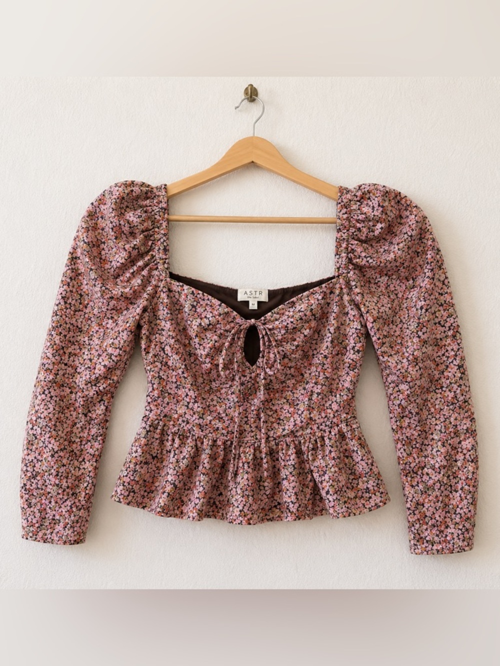 ASTR The Label Pink Floral Puff Sleeve Peplum Top Womens Medium - Picture 1 of 7
